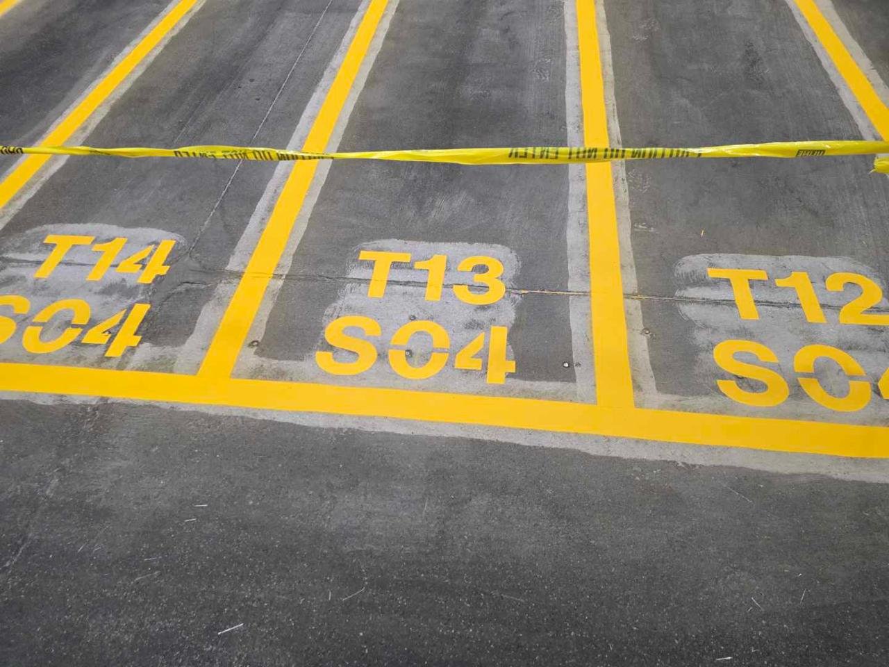Warehouse pallet storage lane marking